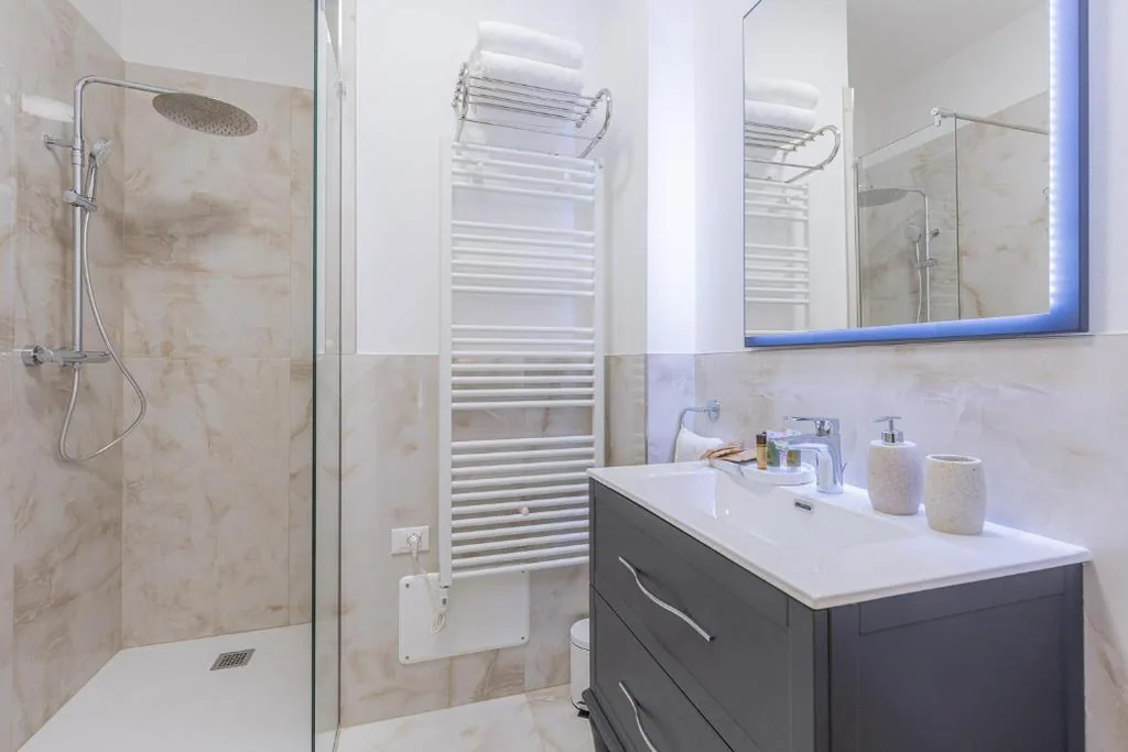 Camera Matrimoniale con Bagno Privato — CRYS: Rooms, Holiday, Business