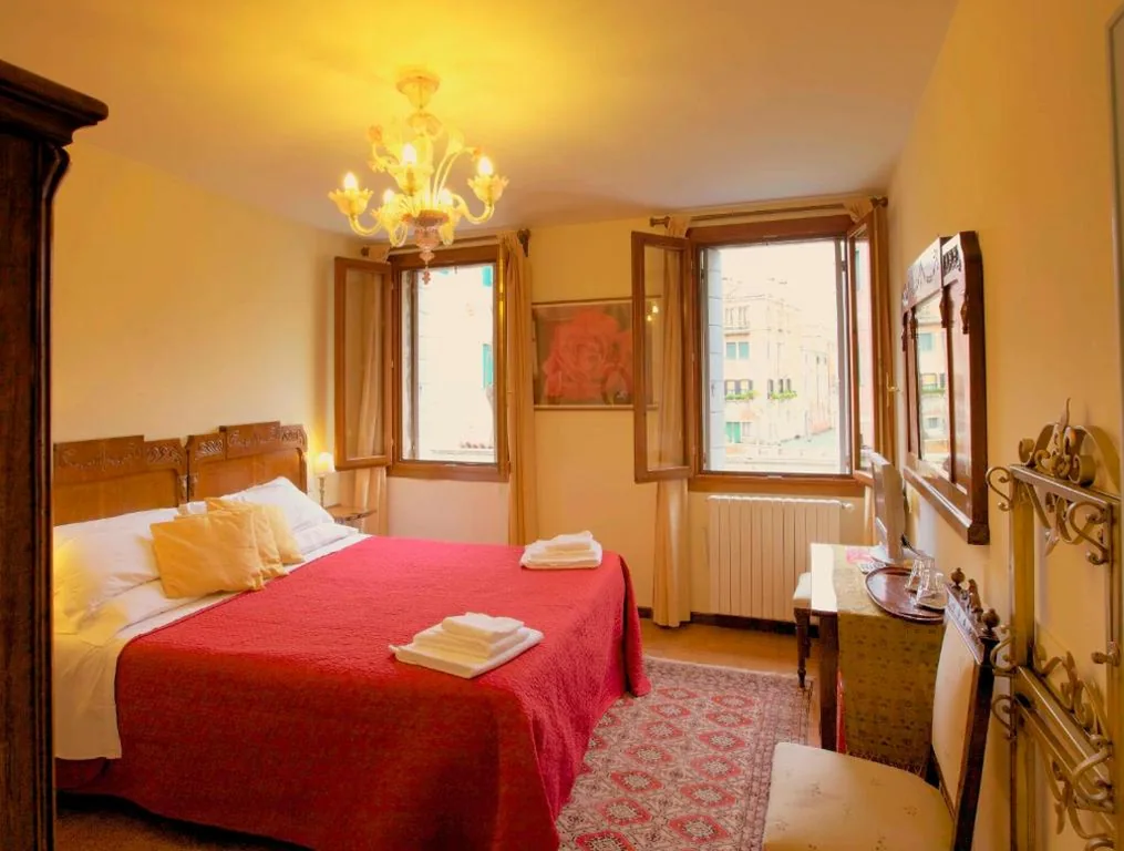 Double Room with External Private Bathroom — 3749 Pontechiodo