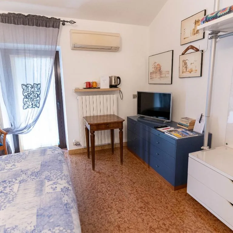 Double Room with External Private Bathroom — A Casa di Tom