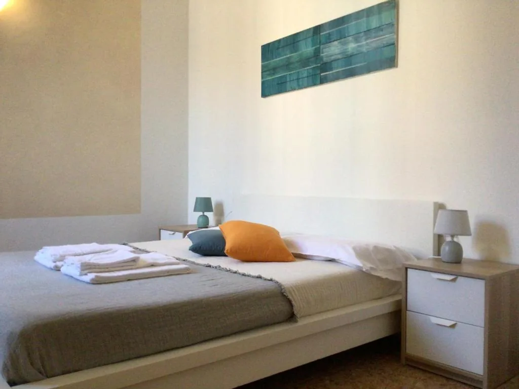 Double Room with External Private Bathroom — A due passi da Giulietta-Casa Montecchi