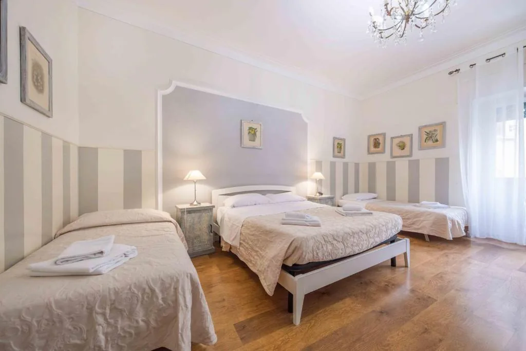Camera Matrimoniale con Bagno Privato Esterno — Al Teatro