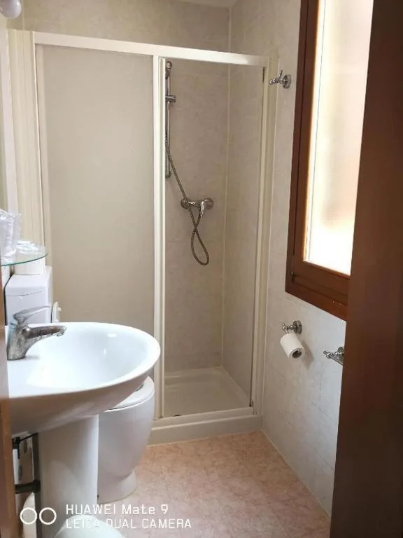 Camera Matrimoniale con Bagno Privato Esterno — Alloggi Gerotto Calderan 3