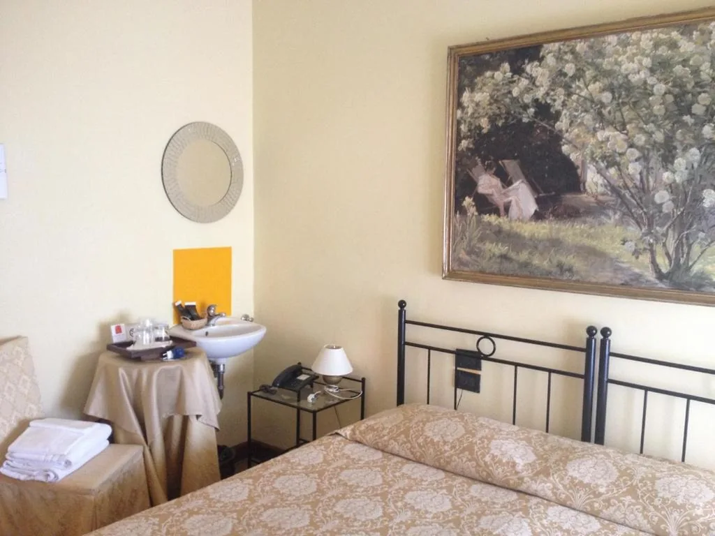 Double Room with Private External Bathroom — Guesthouse Alloggi Agli Artisti