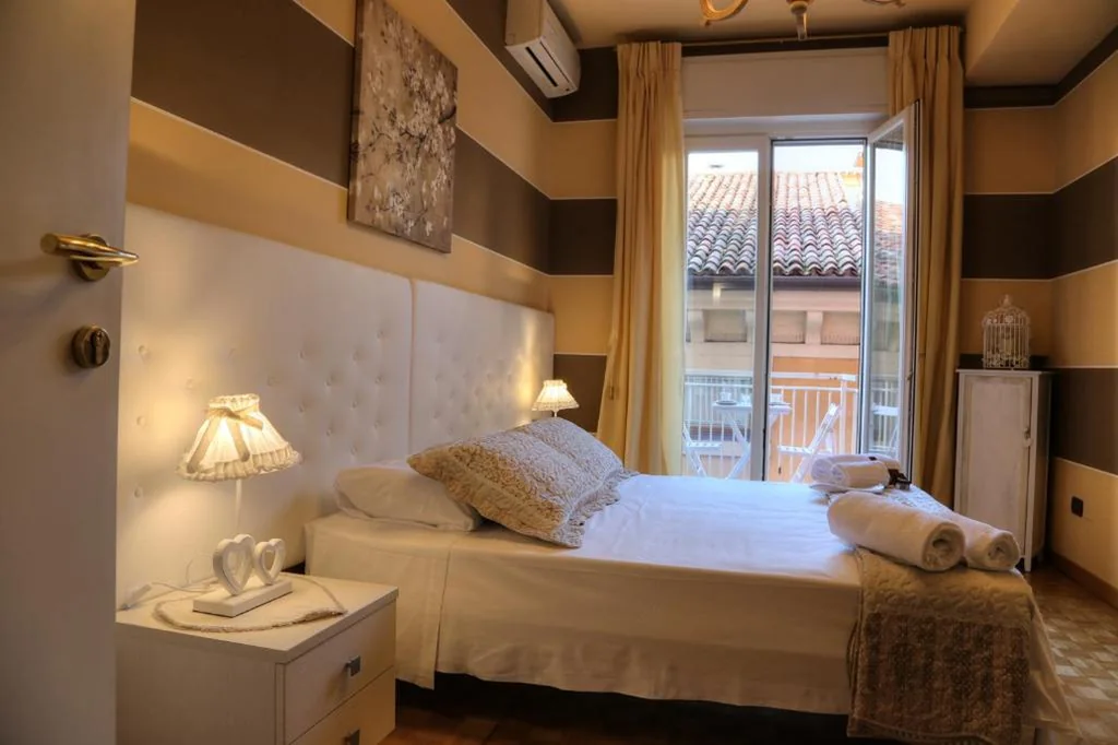 Double Room with External Private Bathroom — La Casetta di Lina Rooms and Apartments