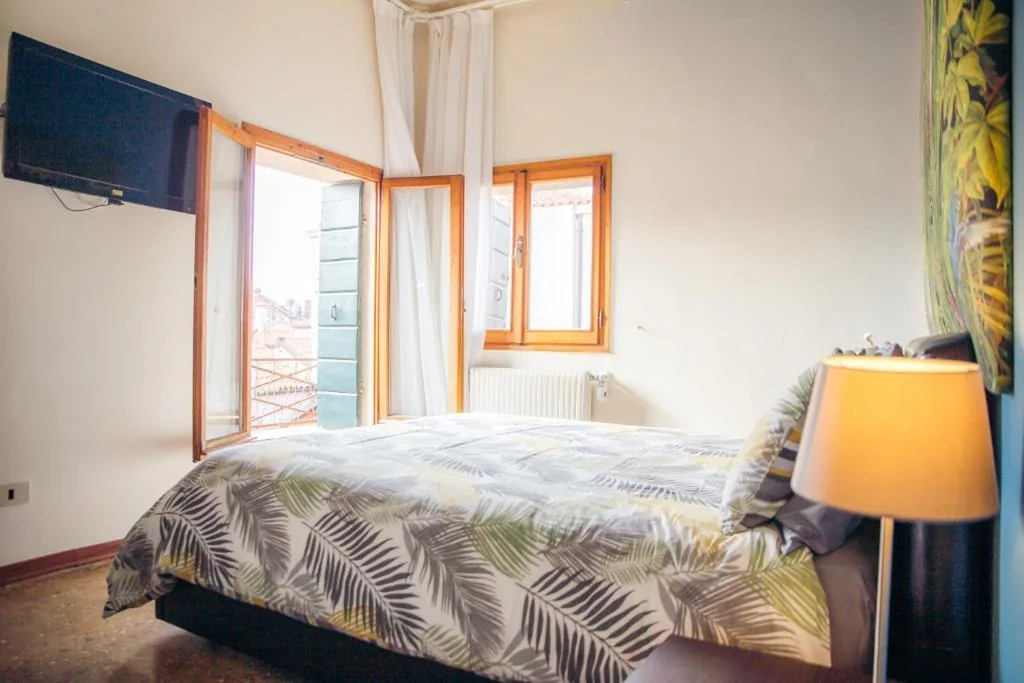 Double Room with External Private Bathroom — Residenza Quaggio Ca’ Grimani
