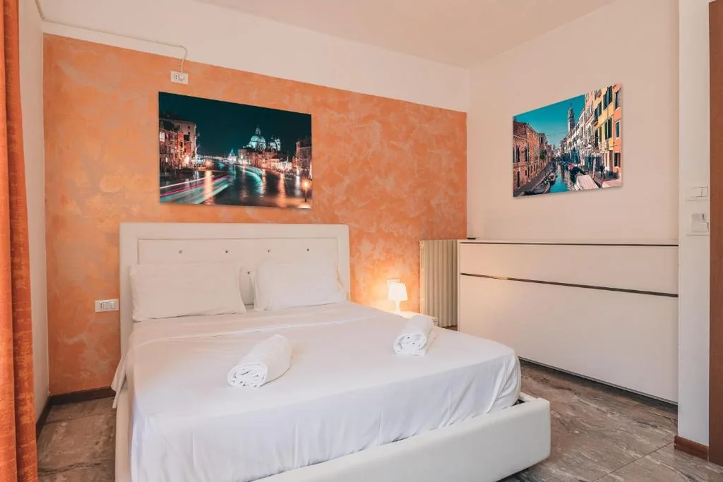 Double Room with External Private Bathroom — Venice Vacation House