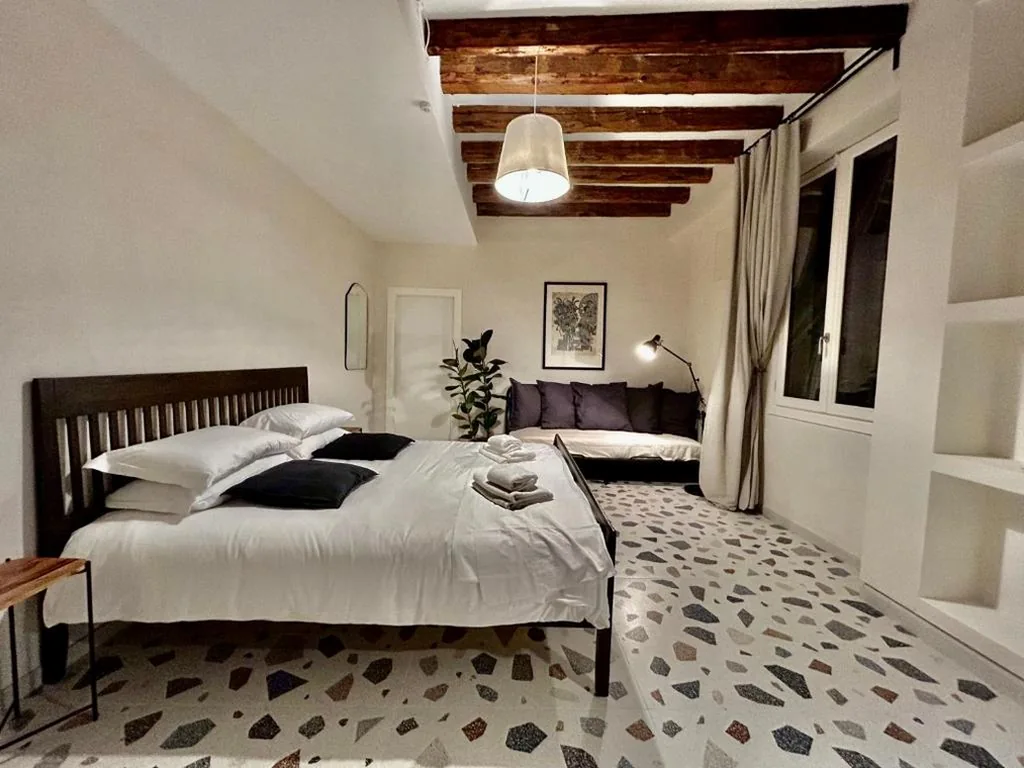 Double Room with Private Bathroom — Farini Suites wi-fi