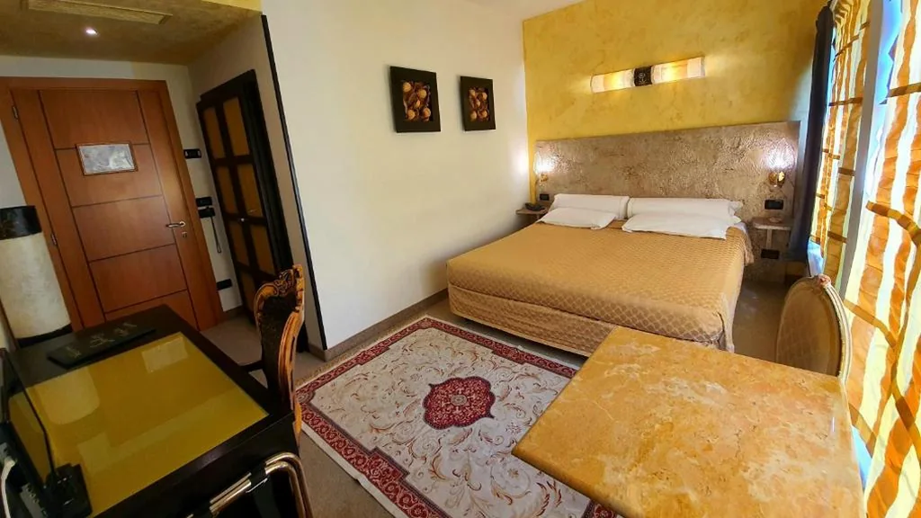 Camera Matrimoniale con Bagno Privato — Hotel Feel Inn Venice Airport