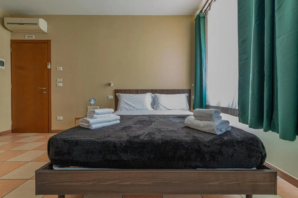 Camera Matrimoniale con Bagno Privato — Marconi Lodge