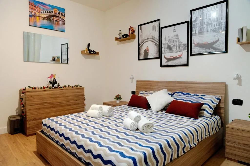 Double Room with Private Bathroom — MJ Venice Guest House