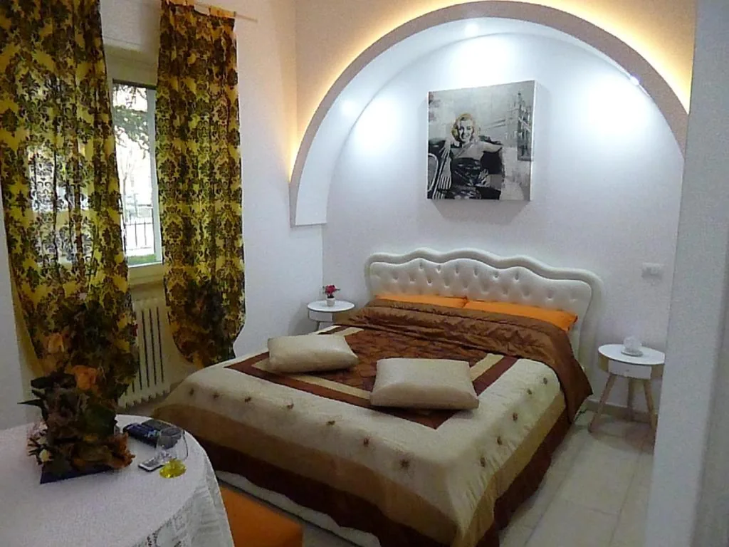 Double Room with Private Bathroom — Monaco Rooms