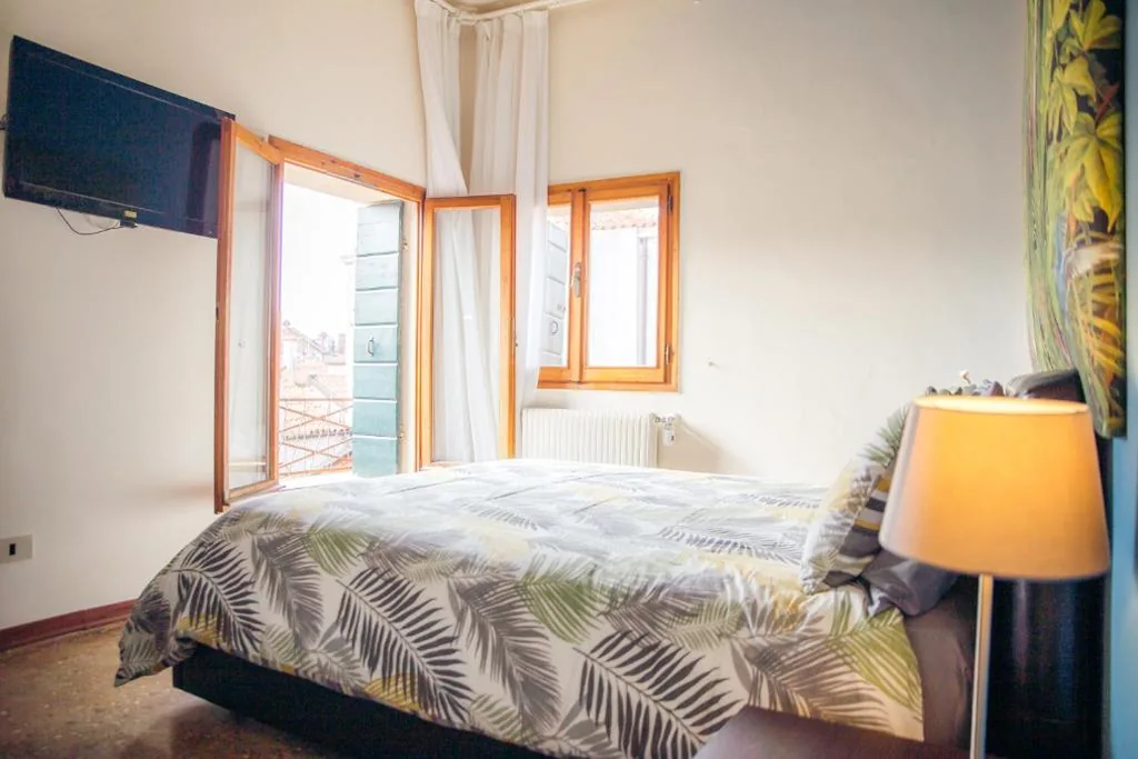 Double Room with Private Bathroom — Residenza Quaggio Ca’ Grimani