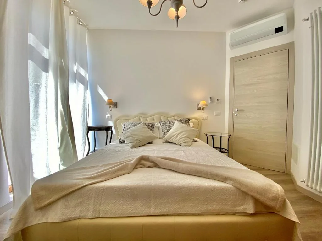 Camera Matrimoniale con Bagno Privato — UNIQUE ROOMS