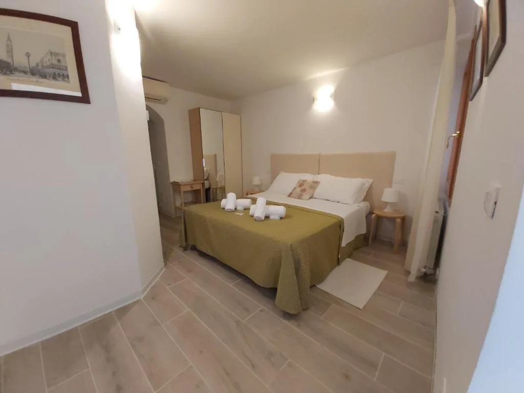 Camera Matrimoniale con Bagno Privato — Veneziacentopercento Rooms