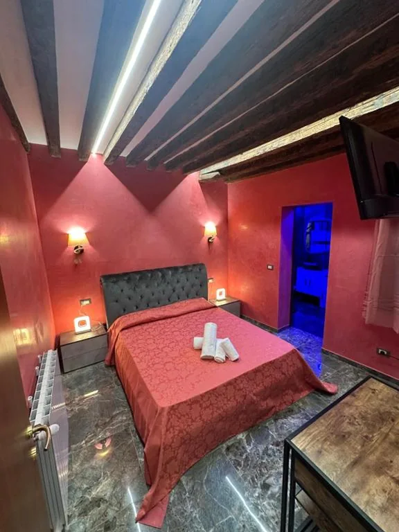 Camera Matrimoniale con Bagno Privato — Venice Rainbow Apartments BIENNALE