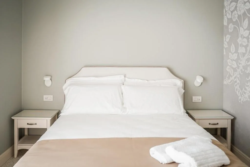 Camera Matrimoniale con Bagno Privato — Villa Dafne Valpolicella B&B Adults only, no smoking, no pets
