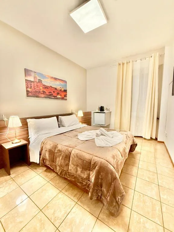 Double Room with Private Bathroom — Vitti’s home Verona 5