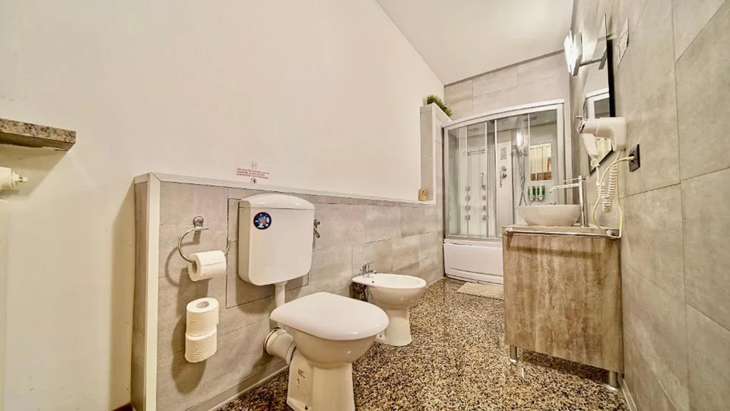 Camera Matrimoniale con Bagno Privato — Vitti’s Home Verona