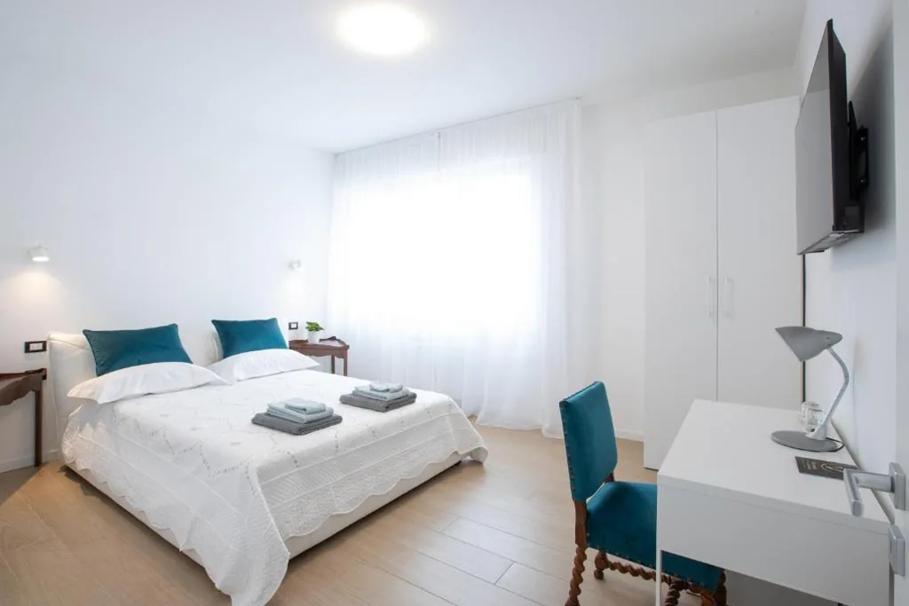 Camera Matrimoniale con Balcone (2 Adulti + 1 Bambino) — BB Elite Berchet