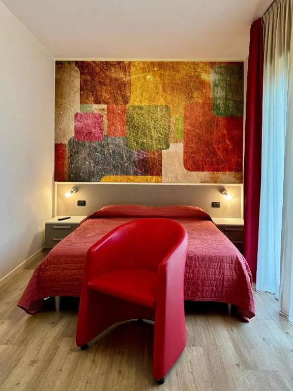 Camera Matrimoniale con Balcone (2 Adulti + 1 Bambino) — Hotel Catullo