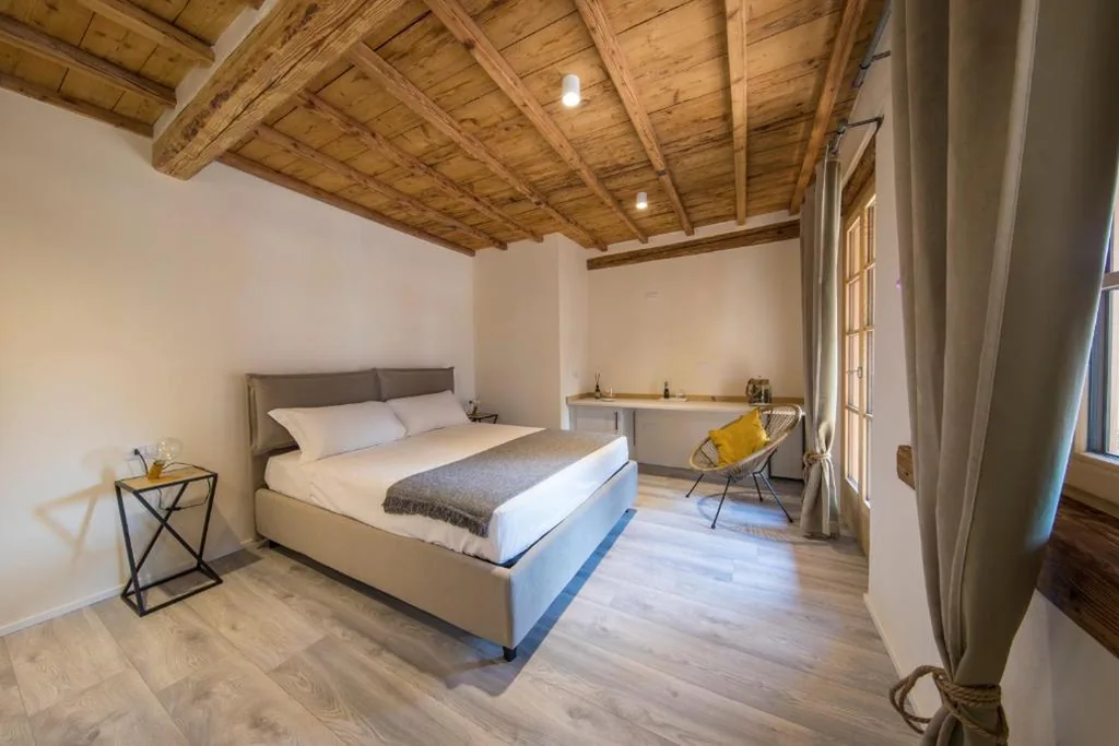 Camera Matrimoniale con Balcone — Corte Garibaldi