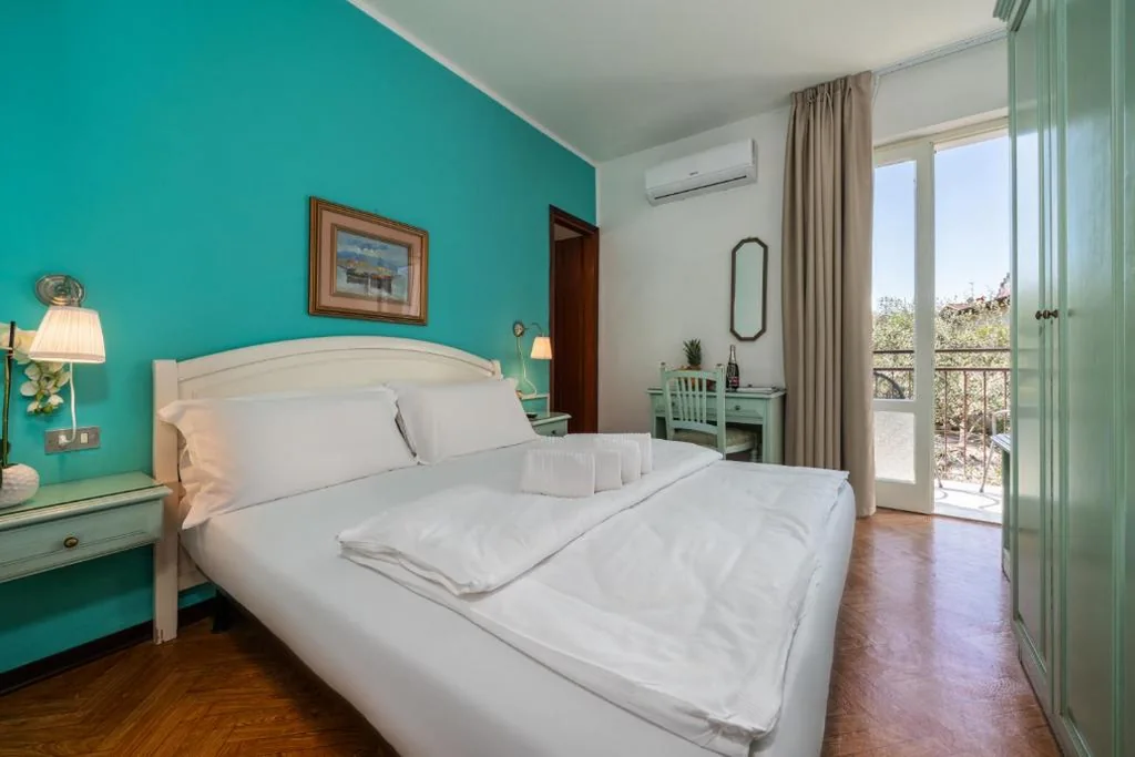 Double Room with Balcony and Partial Lake View — Hotel Silvana Garnì