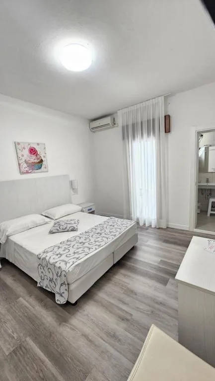 Double Room with Balcony and Partial Sea View — Hotel Linda