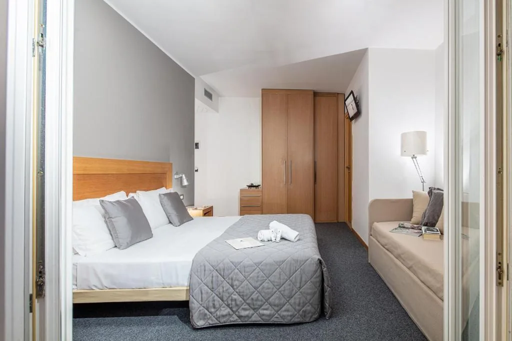 Double Room with Balcony and Extra Bed — Hotel Martini