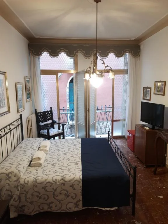 Camera Matrimoniale con Balcone e Vista Canale — My Rialto Palace