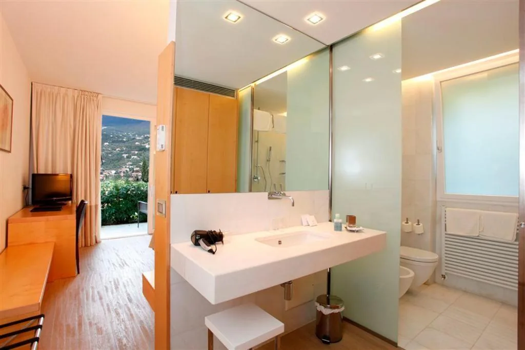 Double Room with Balcony and Lake View — Bellevue San Lorenzo (Adults Only)