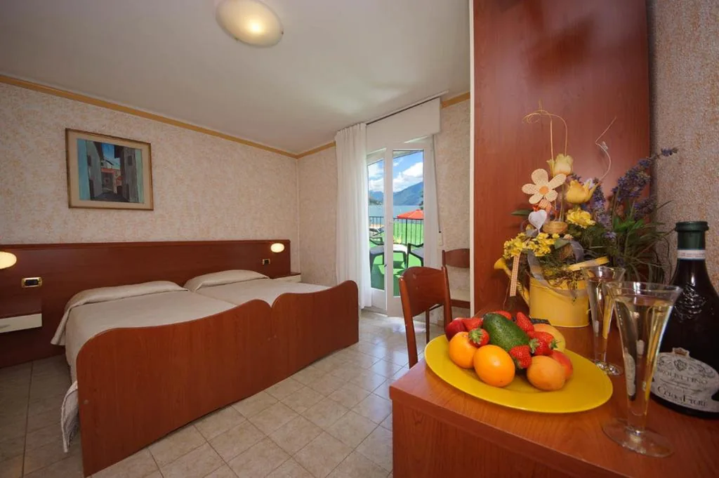 Camera Matrimoniale con Balcone e Vista Lago — Hotel Alla Noce