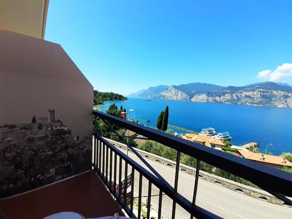 Camera Matrimoniale con Balcone e Vista Lago — Hotel Antonella