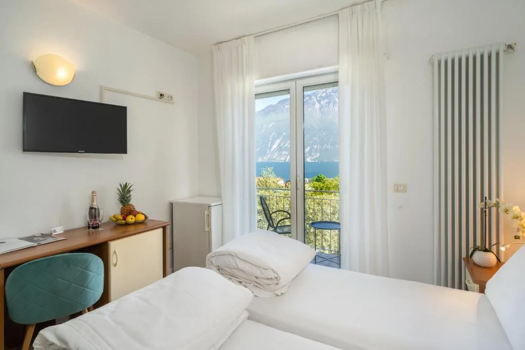 Double Room with Balcony and Lake View — Hotel Casa Piantoni