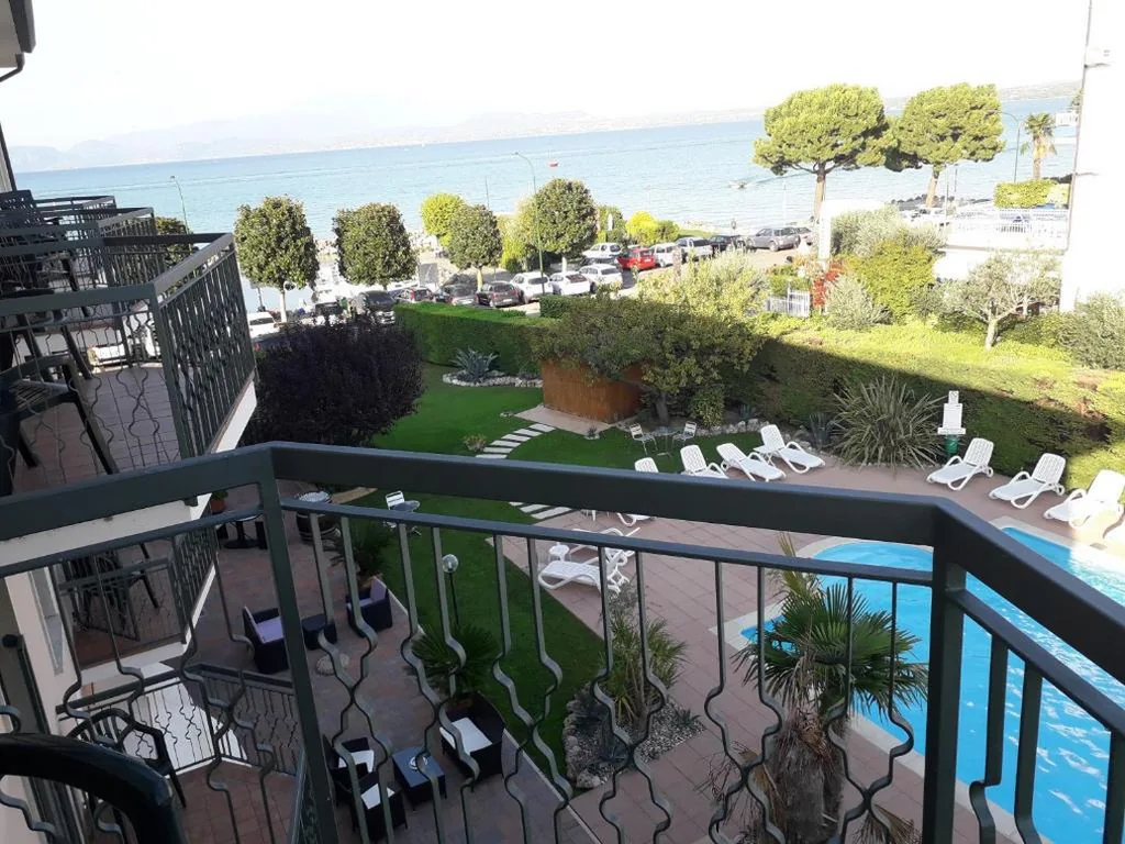 Camera Matrimoniale con Balcone e Vista Lago — Hotel Fornaci