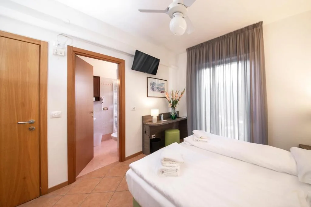 Camera Matrimoniale con Balcone e Vista Lago — Hotel Menapace