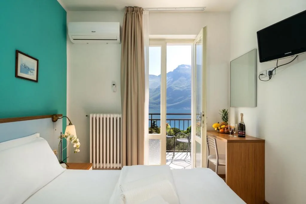 Double Room with Balcony and Lake View — Hotel Silvana Garnì
