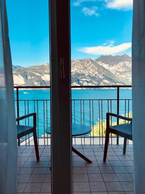 Camera Matrimoniale con Balcone e Vista Lago — Hotel Villa Carmen