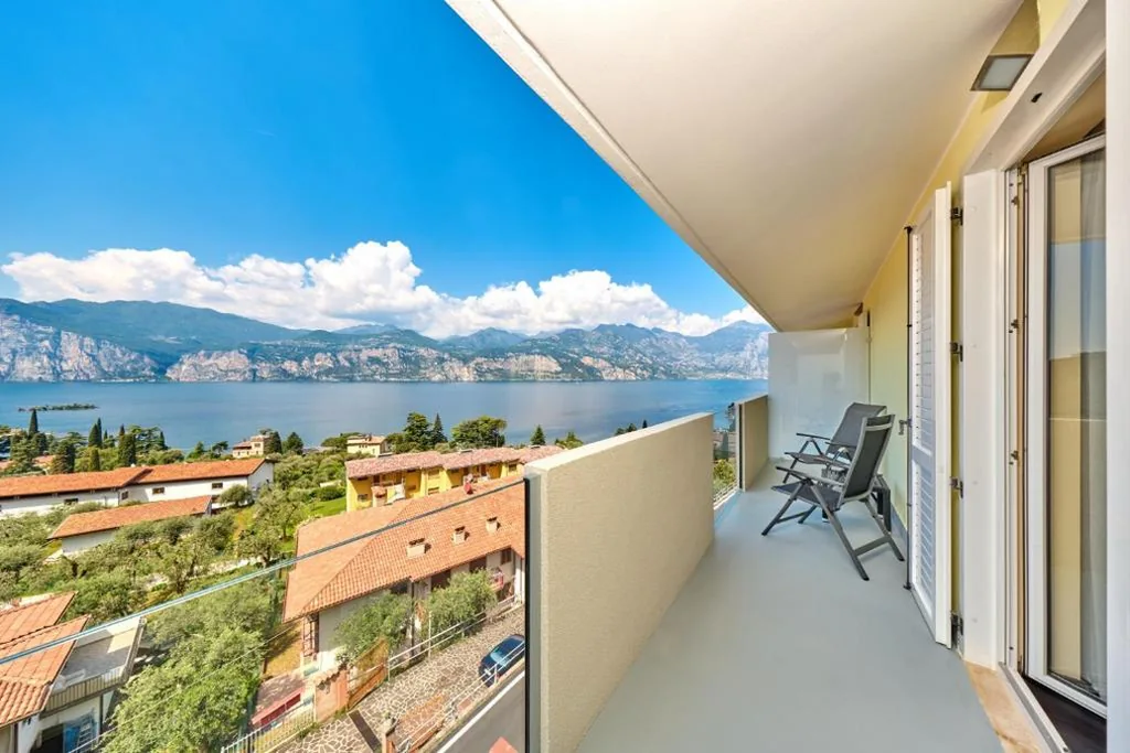Double Room with Balcony and Lake View — Hotel Villa Smeralda