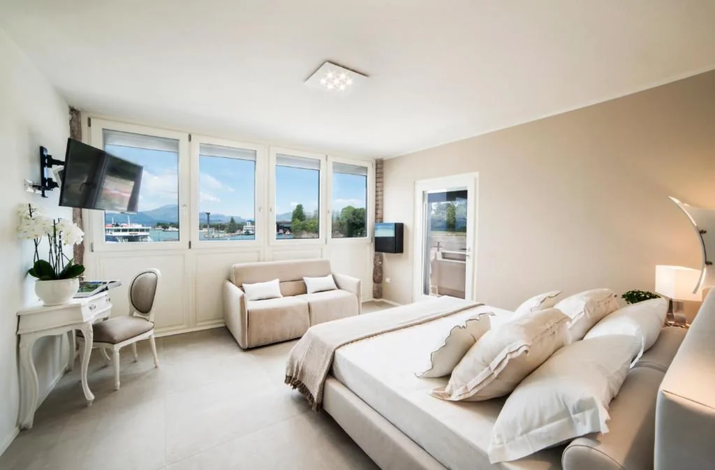 Double Room with Balcony and Lake View — Riviera Carducci Rooms