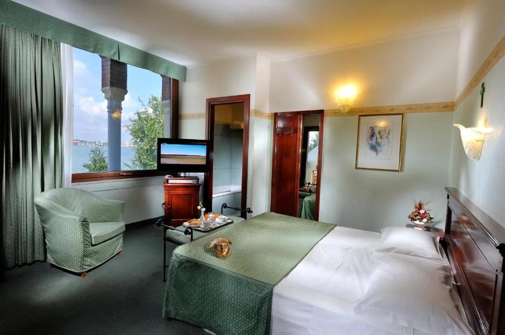 Double Room with Balcony and Lagoon View — Hotel Russo Palace