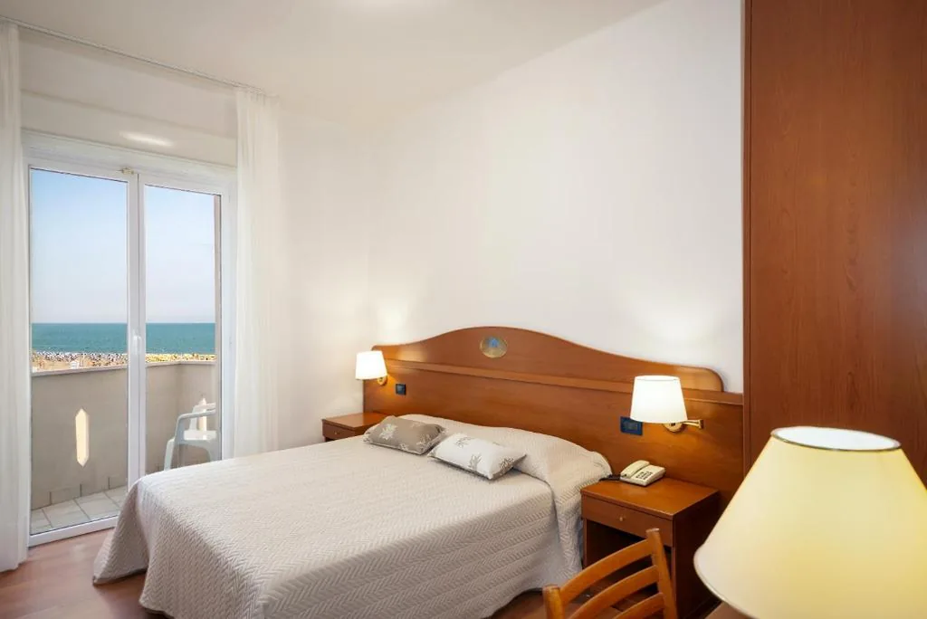 Camera Matrimoniale con Balcone e Vista Mare — Hotel Delfino
