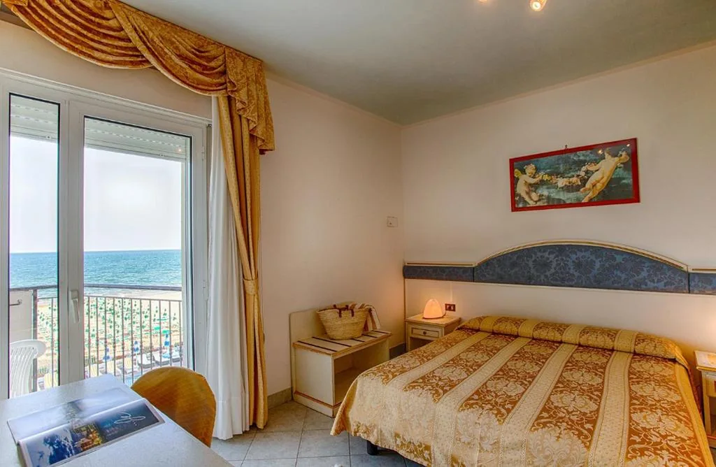 Camera Matrimoniale con Balcone e Vista Mare — Hotel Elpiro