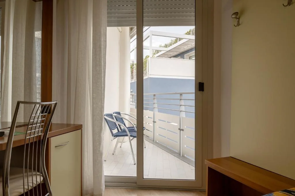 Double Room with Balcony and Side Sea View — Hotel Continental