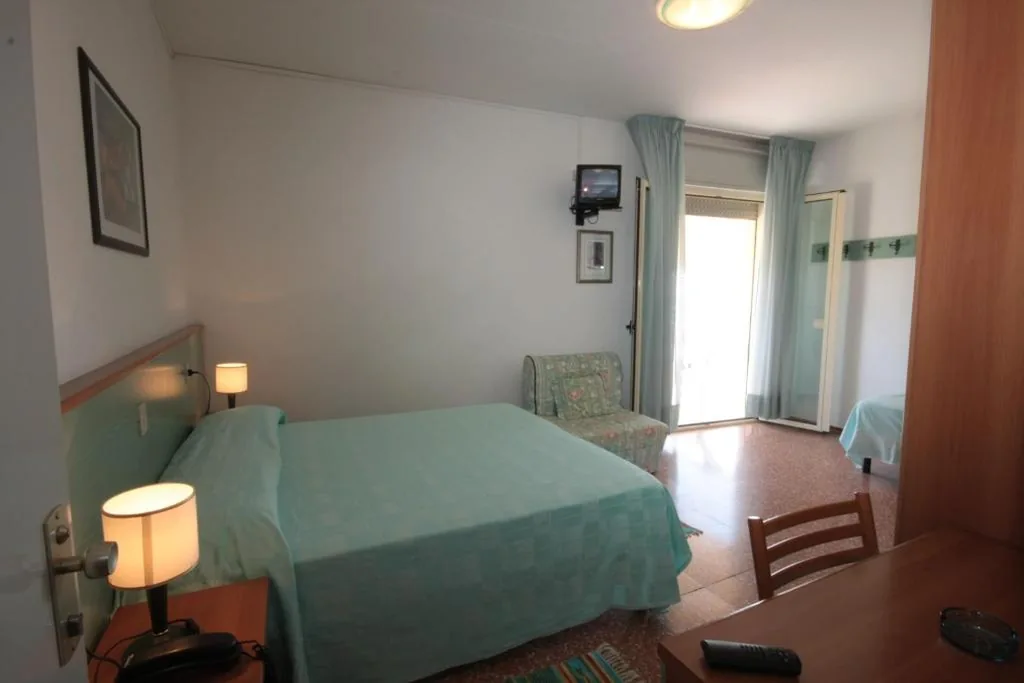 Camera Matrimoniale con Balcone e Vista Mare Laterale — Hotel Janeiro Frontemare