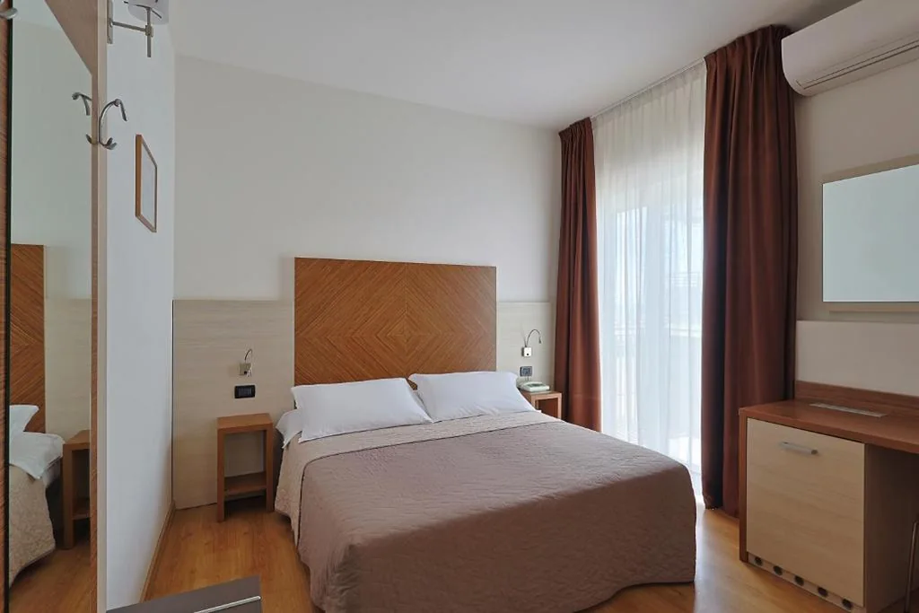 Double Room with Balcony and Partial Sea View — Hotel Levante