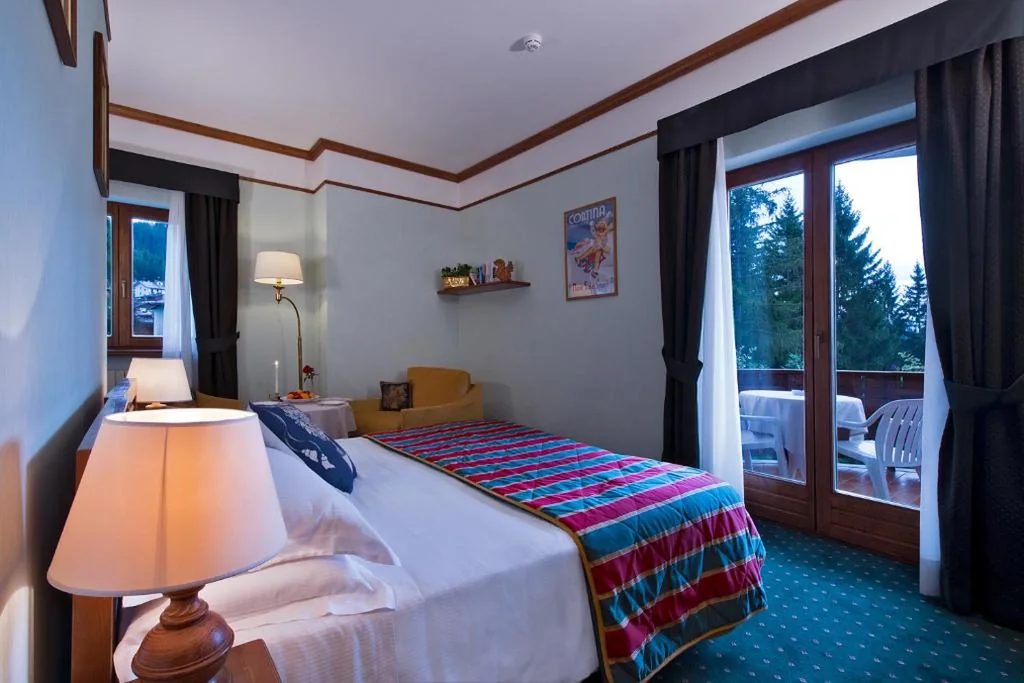 Camera Matrimoniale con Balcone e Vista Montagna — Boutique Hotel Villa Blu Cortina D’Ampezzo