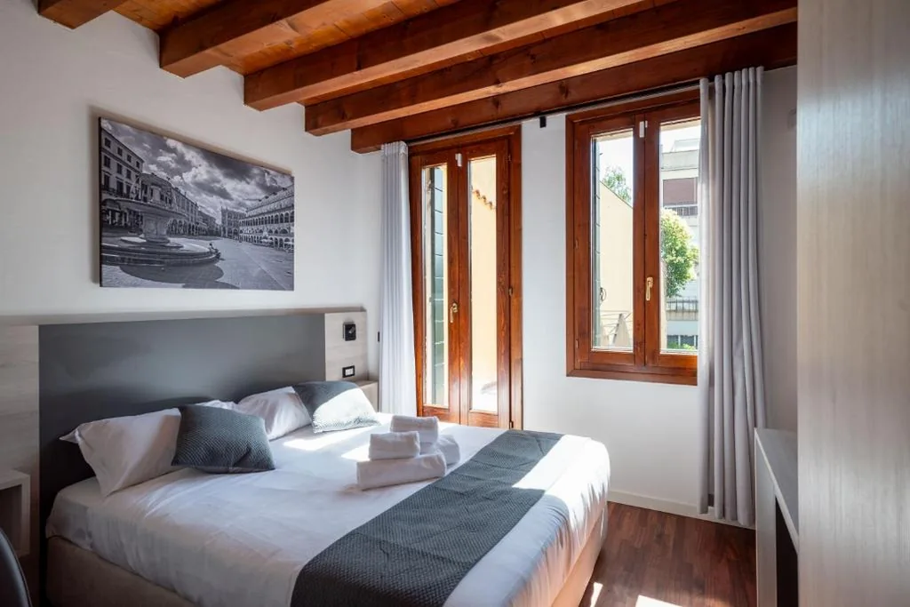 Camera Matrimoniale con Balcone — GuestHost – Santo 86 Luxury Rooms