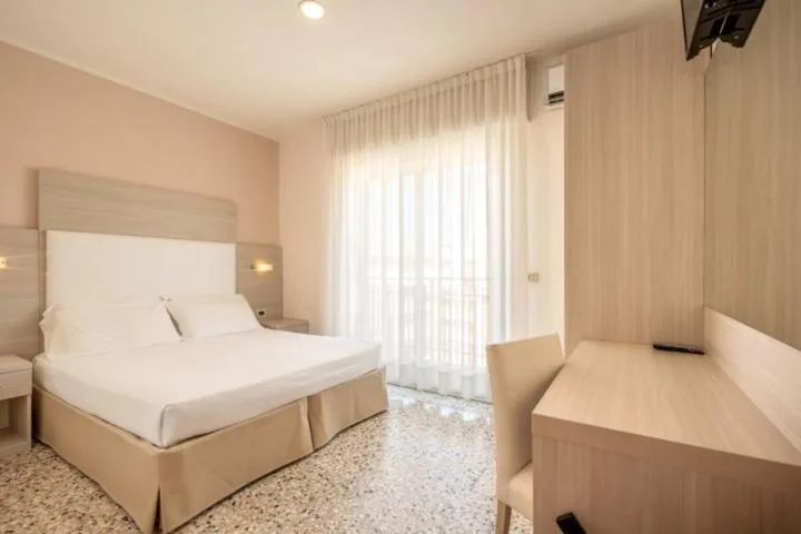 Camera Matrimoniale con Balcone — Hotel Atenea Golden Star