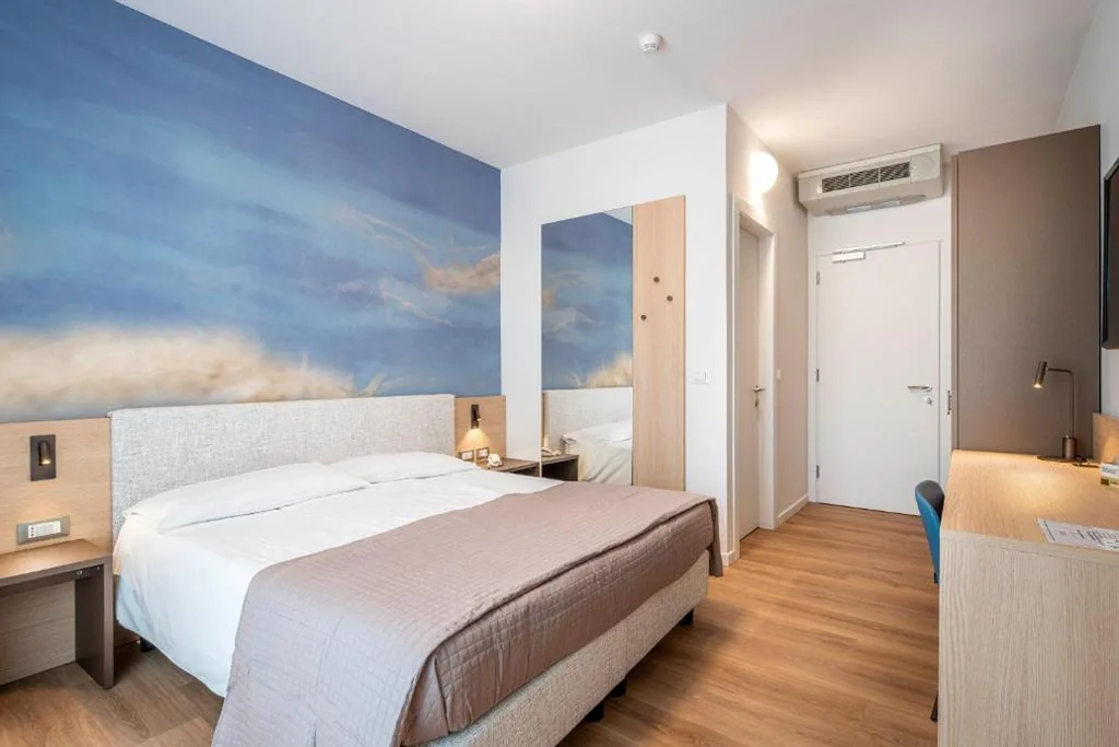 Double Room with Balcony — Hotel Caracas