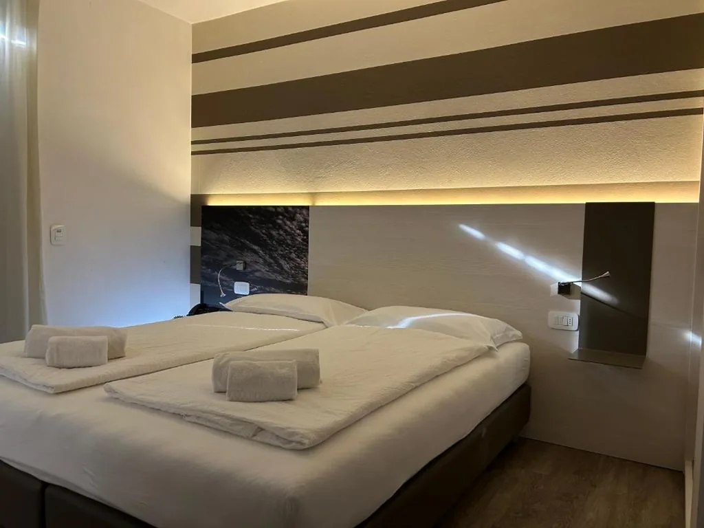 Camera Matrimoniale con Balcone — Hotel San Carlo
